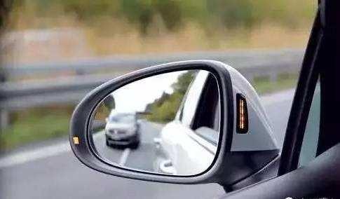 新手开车遇到急刹车怎么办,高速急刹是点刹好还是直接踩死