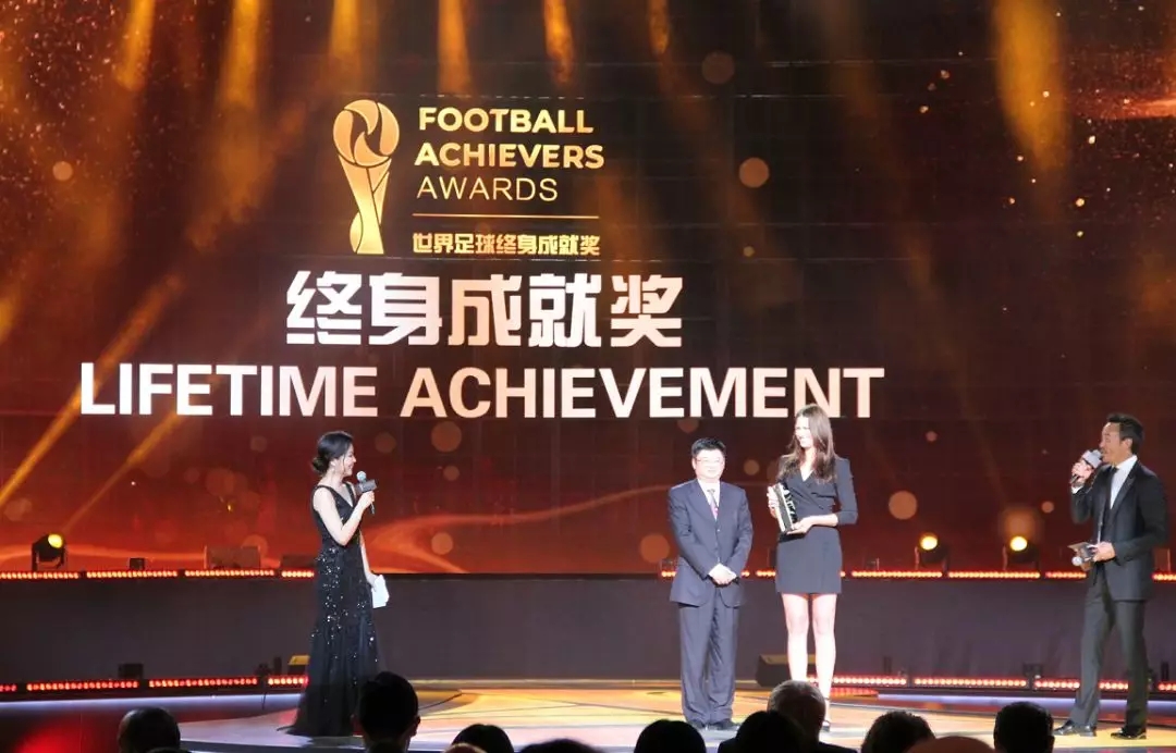 昨夜花溪区青岩古镇众星闪耀，足坛巨星们聚集于此