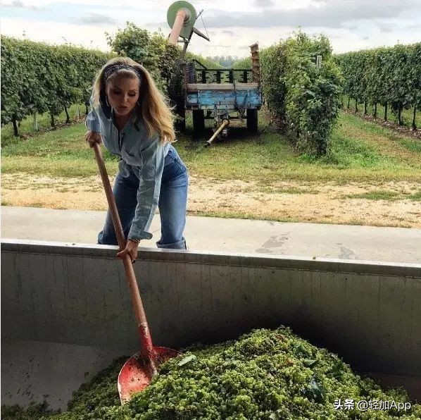 64岁奶奶性感秒杀20岁小姑娘，她的方法值得你学习