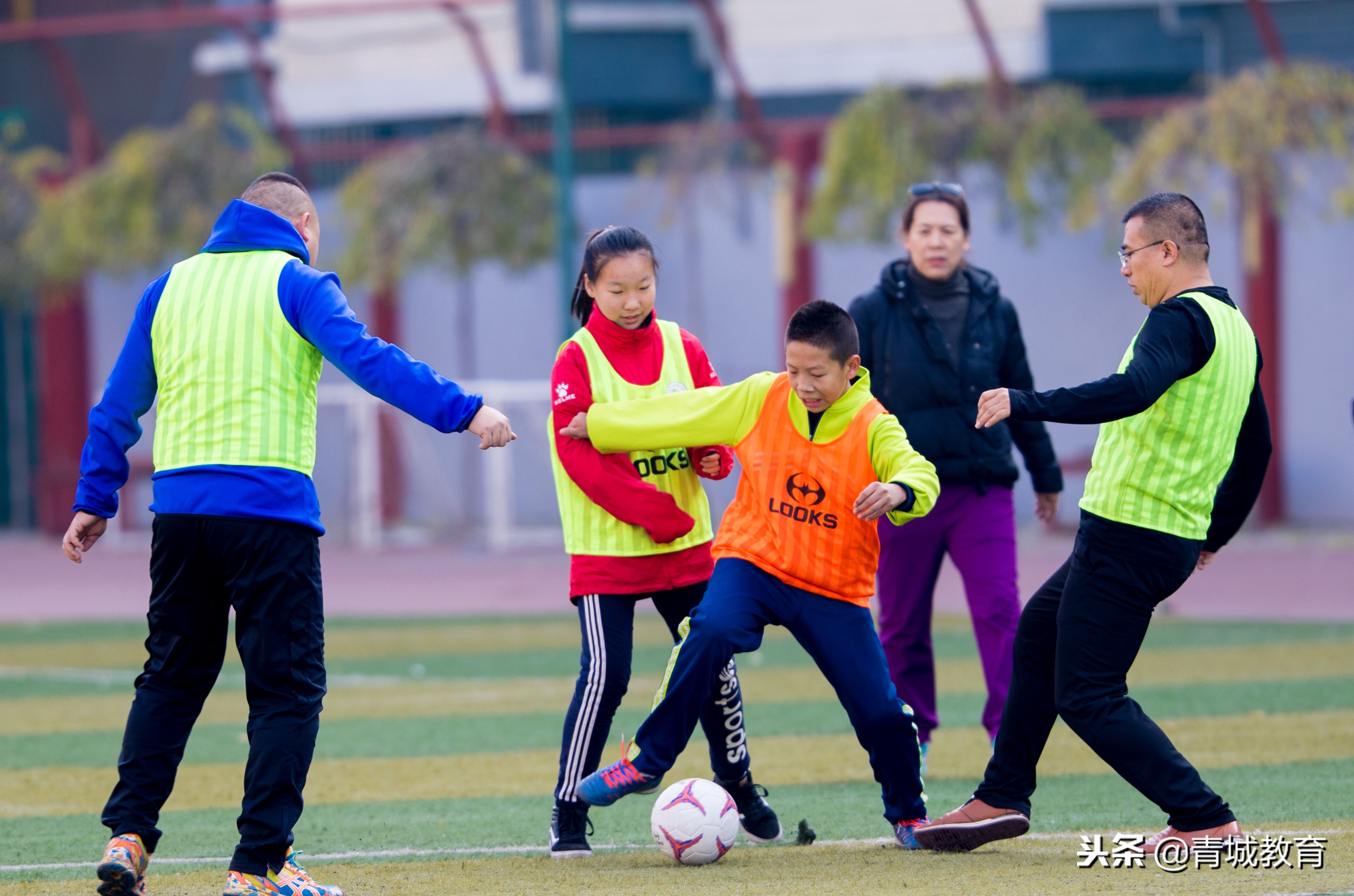 小学足球联赛拉开序幕,下南街小学第五届足球联赛开幕式