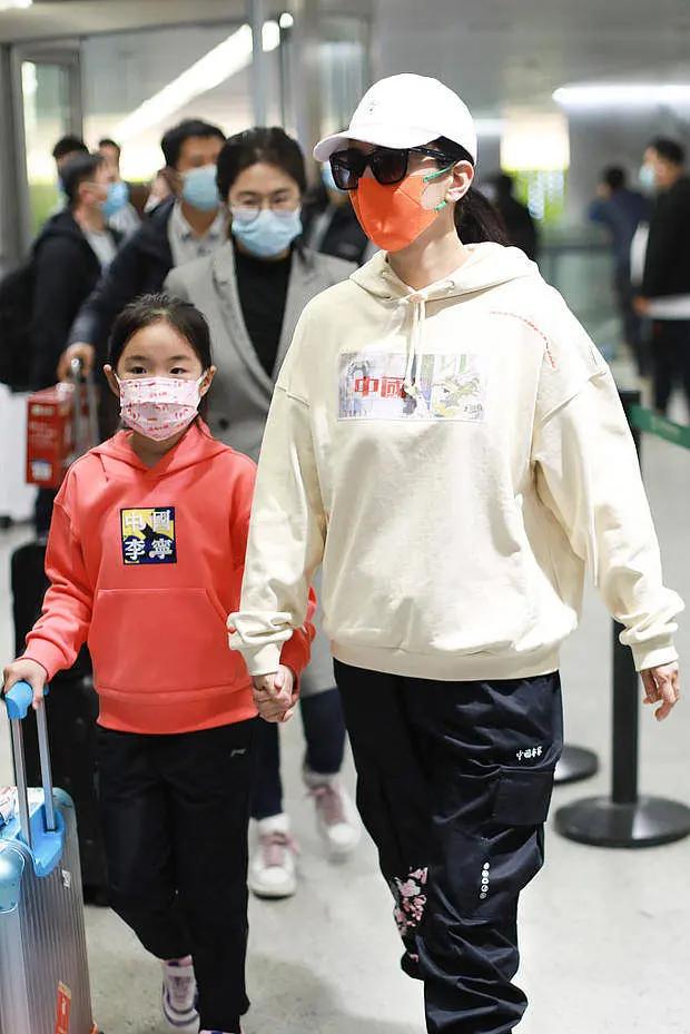 杨幂穿回力鞋白色视频,杨幂解约阿迪