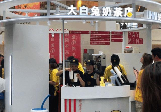 60岁的大白兔，开起了奶茶店，比喜茶还火爆：你喝过了吗？