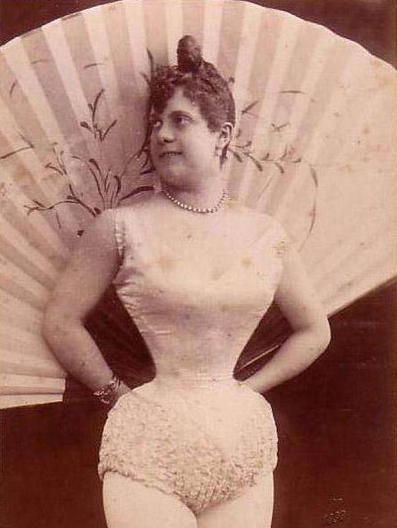 中国女子缠足，西方女子束腰，非洲女子最让人同情，至今仍在