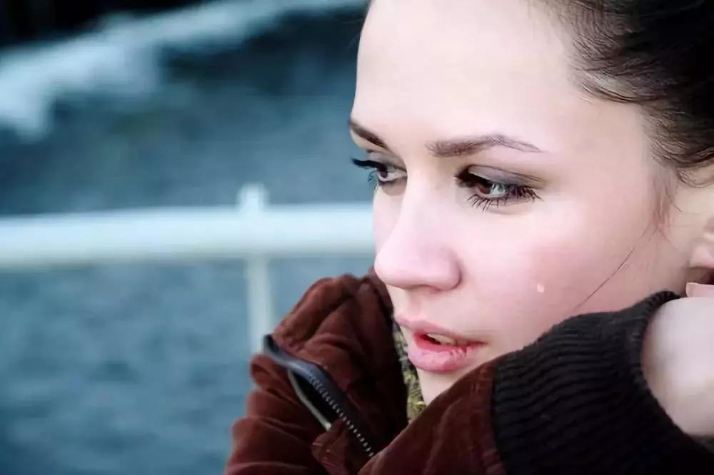 这个恶魔终于死了：女孩，为什么不要高估人性？