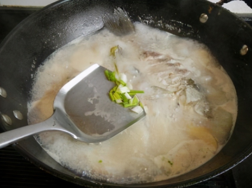 家常鱼炖法和什么炖最好吃,炖鱼怎么炖才好吃里面需要放什么