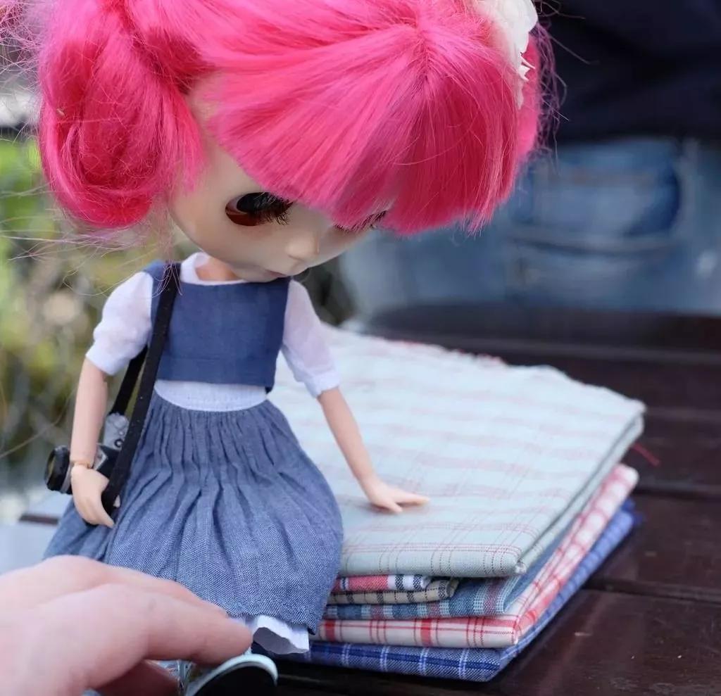 恨不能把她的芭比娃衣穿上自己身上......