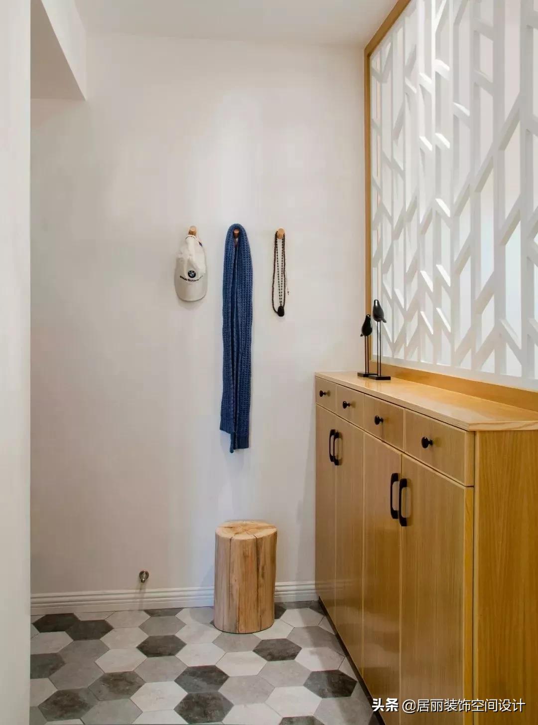 进门鞋柜设计图2022款现代风玄关,一进门就是客厅和餐厅玄关鞋柜