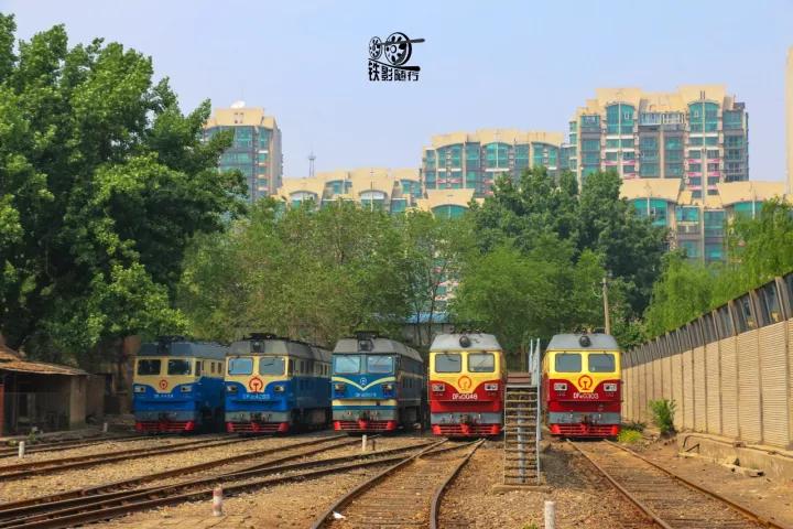 行人车辆请注意火车就要来了,行人车辆请注意火车来了不要抢道