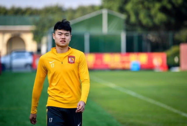 如何学习韦世豪,学习球星传球跑位