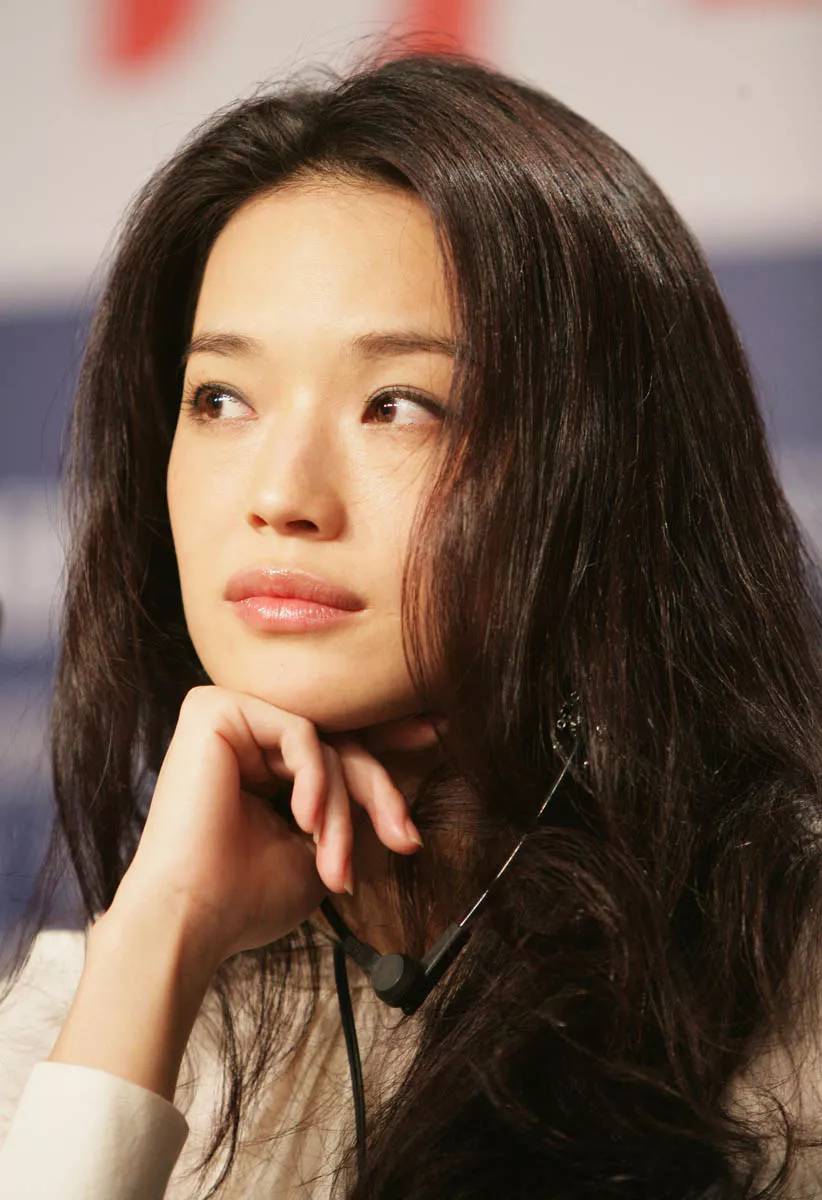 大饼脸最适合什么短发发型图片,适合老气大饼脸的锁骨发发型