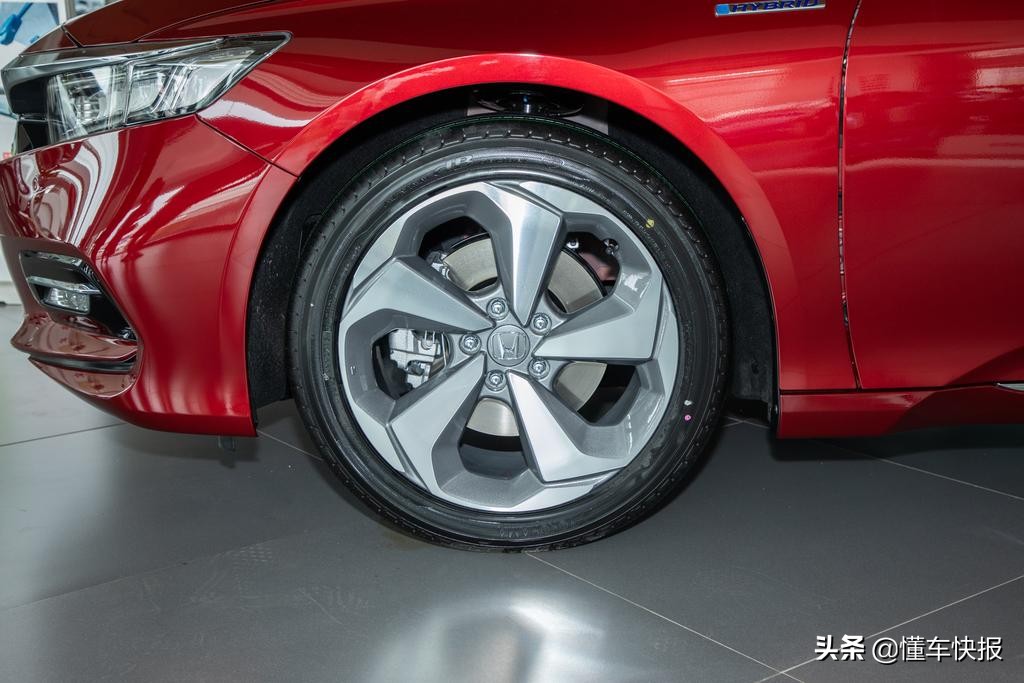 本田雅阁和日产天籁2.0t对比测试,天籁2.0t和雅阁混动怎么选