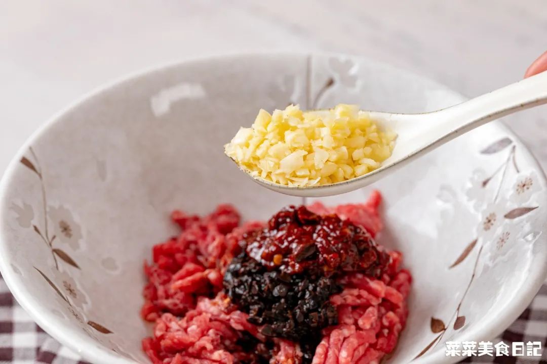 上班族午饭微波炉加热,微波炉解决一日三餐