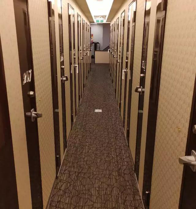 在岛国的网吧过夜是一种怎样的体验？