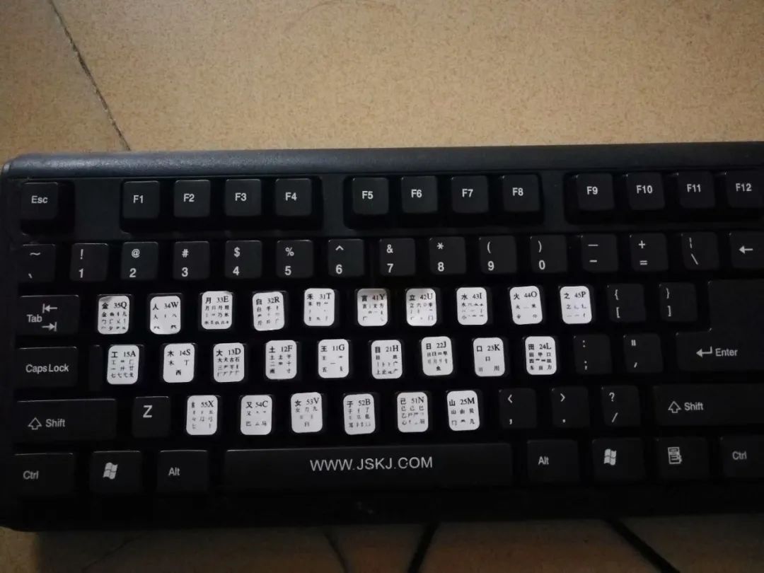 只有一把破木吉他,那时的我只有一把破木吉他