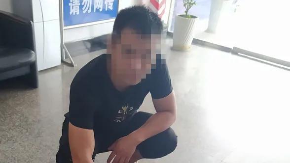 刀和钢管都拿出来了~泸州2名司机当街干架!视频曝光~