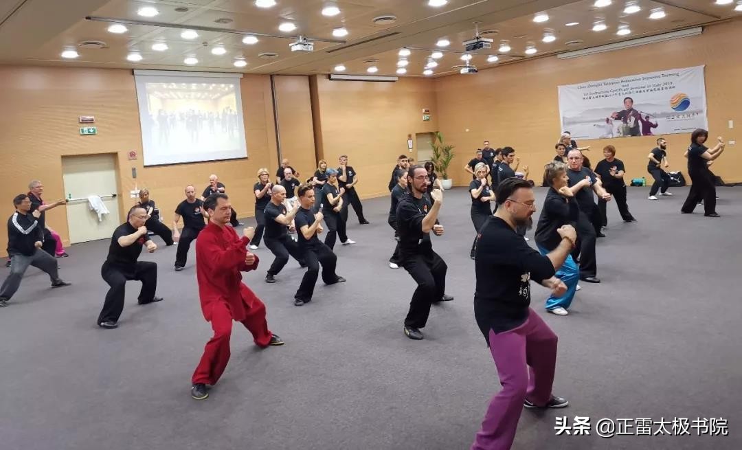 太极拳入门24式简化太极拳带口令,怎么样练太极拳的基本功