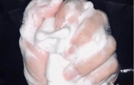 脸上小米粒疙瘩是什么问题,脸上长了白色的小米粒图片