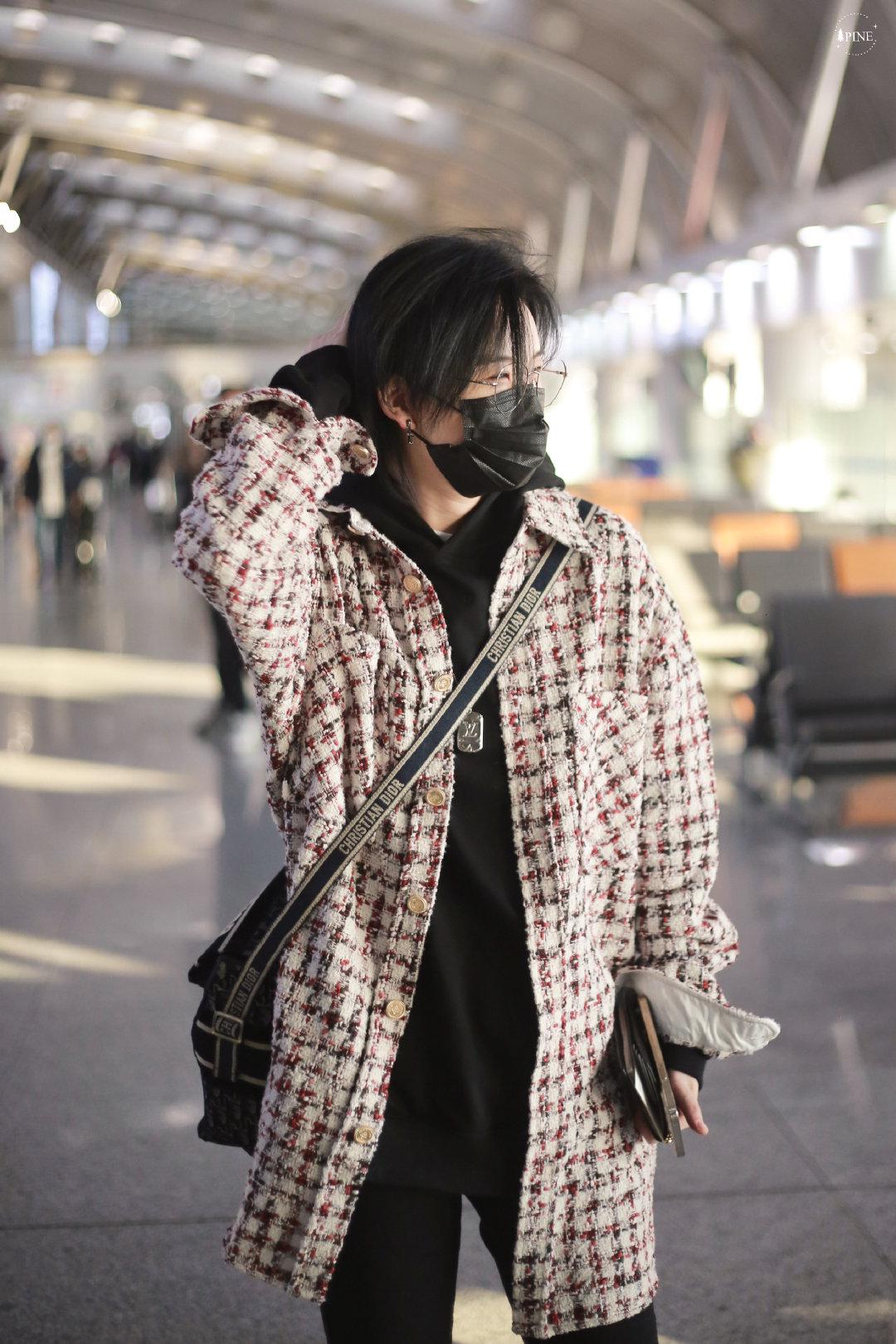 陆柯燃机场西装,陆柯燃机场蓝衣服