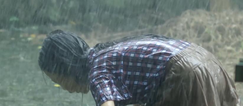 五十岁穷苦老汉24年前收养女弃婴,穷困老汉蹬三轮养了十二年的弃婴