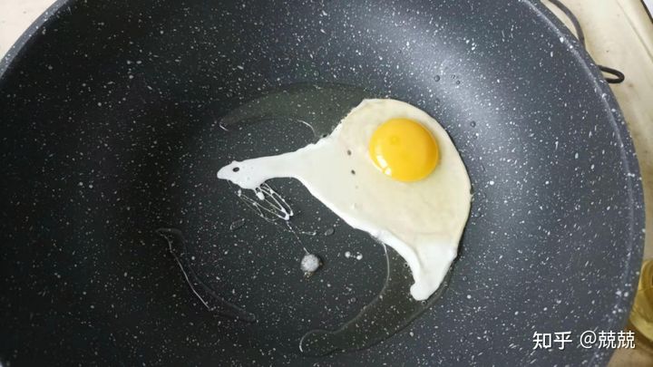假如厨房只剩下三个鸡蛋,平底锅不粘锅苏泊尔需要开锅吗