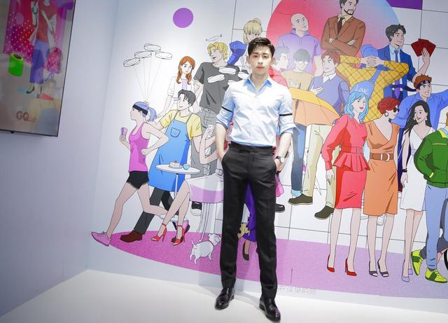 邓伦一件蓝色衬衫搭配西裤，再配上三七分发型，总裁范十足！