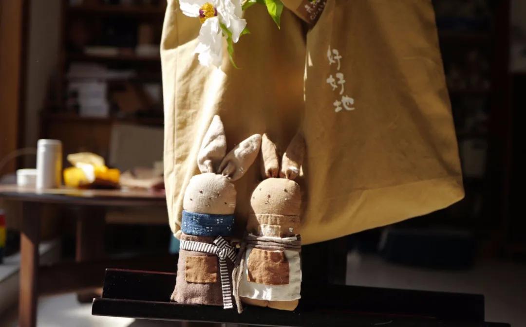 租下城郊200㎡小院,和陌生人一起生活5年:唱歌、染布、盖树屋