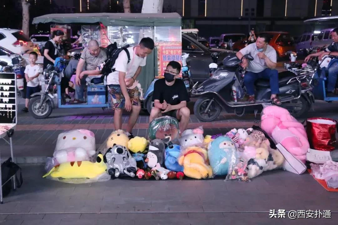 摆摊人的真实经历到底赚不赚钱,90后摆摊的经历和感受