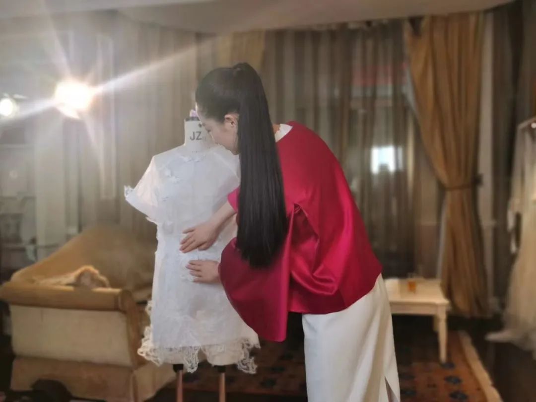 兰公子变身“巧手神探”百乐门老板娘｜纸上刺绣，别具匠心