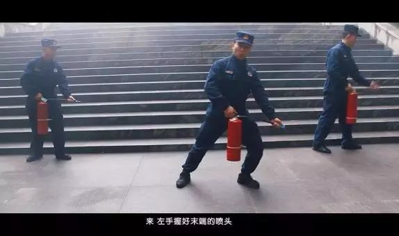 被嘲笑、被看不起的小人物，其实他背负着中国人身上浓浓的人情味