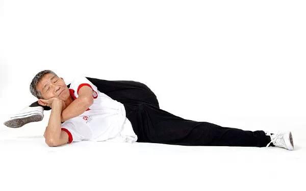 45岁健身身材犹如20岁少女,女子56岁健身如今身材惊艳