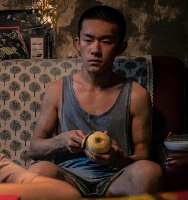 易烊千玺理寸头的图片,易烊千玺理光头电影