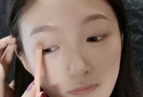 橘朵沙漠玫瑰眼影大地色眼妆教程,怎样用3ce大地色眼影盘画眼妆