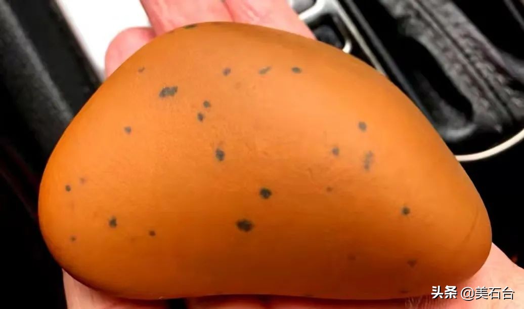 河里发现天价翡翠原石,河里发现一块天价石头