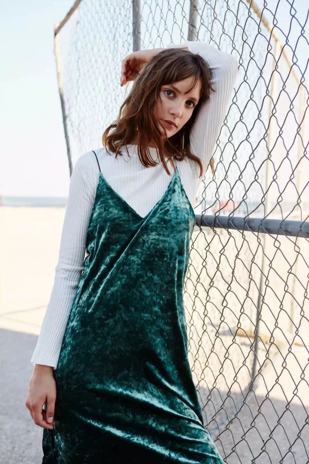 丝绒打底秋冬高级感 (今年秋冬丝绒要火高级又显气质)