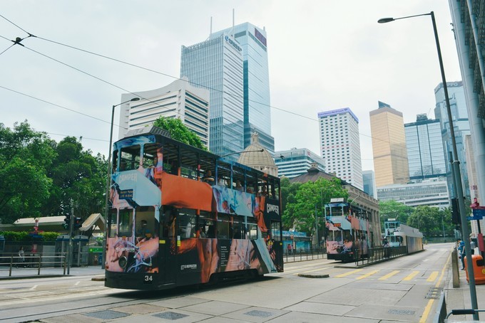 世界将我包围下一句,世界将我包围演唱