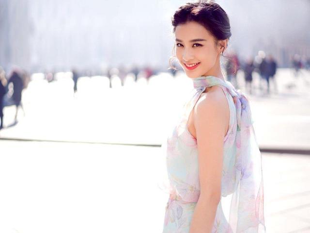 黄圣依露香肩,黄圣依吊带裙