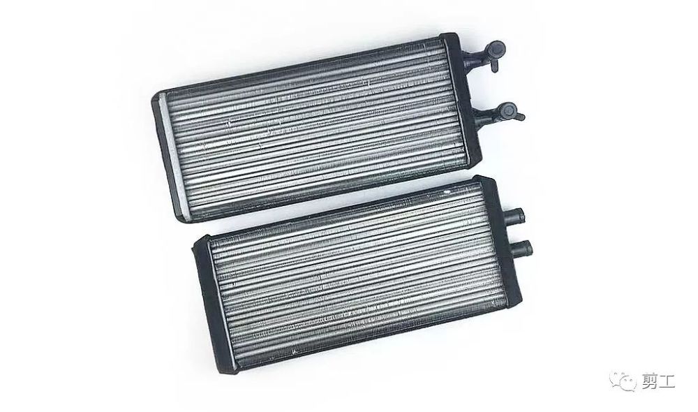 汽车水箱缺水对发动机有哪些损害,发动机高温缺水能立即加水吗