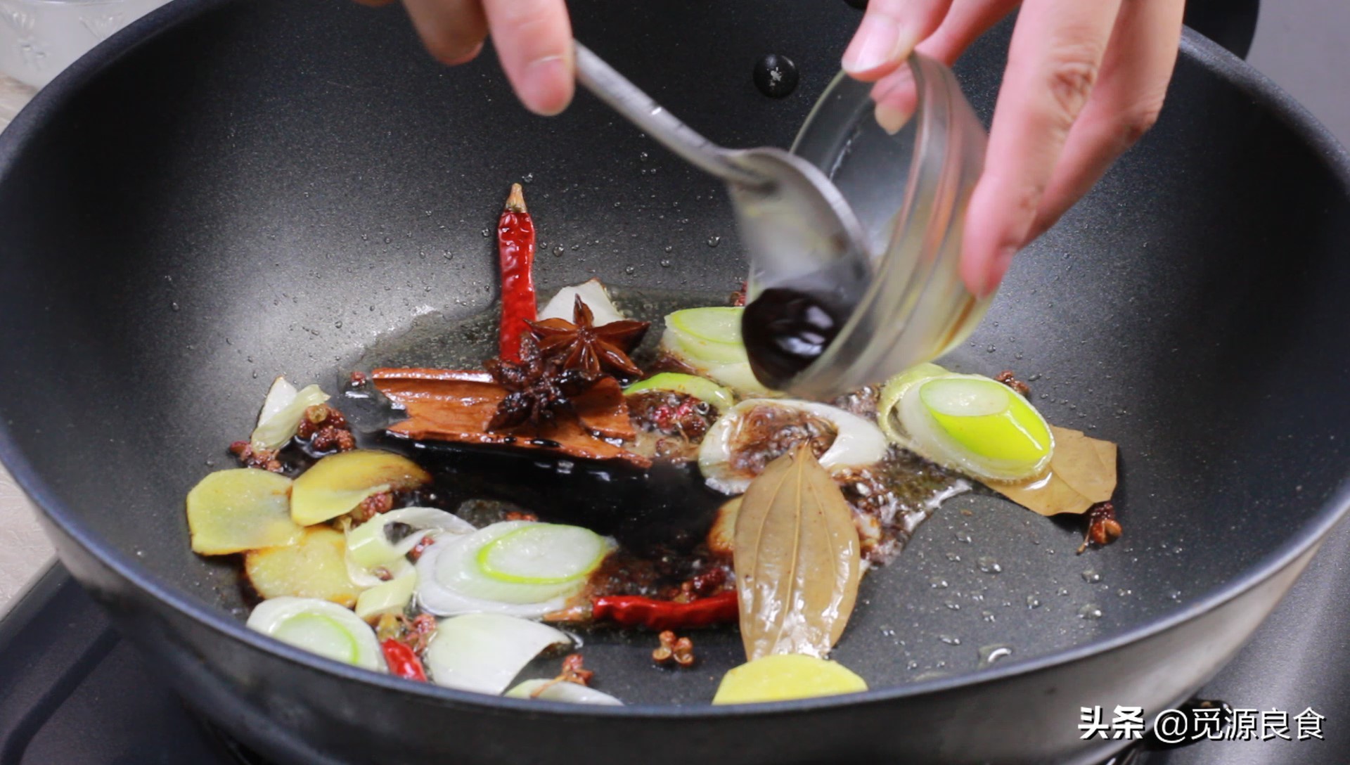 如何卤猪蹄最新最好吃的方法,卤猪蹄要放些什么才容易脱骨