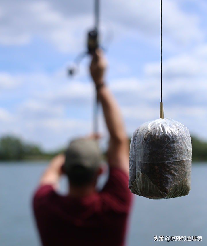外国人钓鱼打窝技巧,老外用超大饵钓鱼