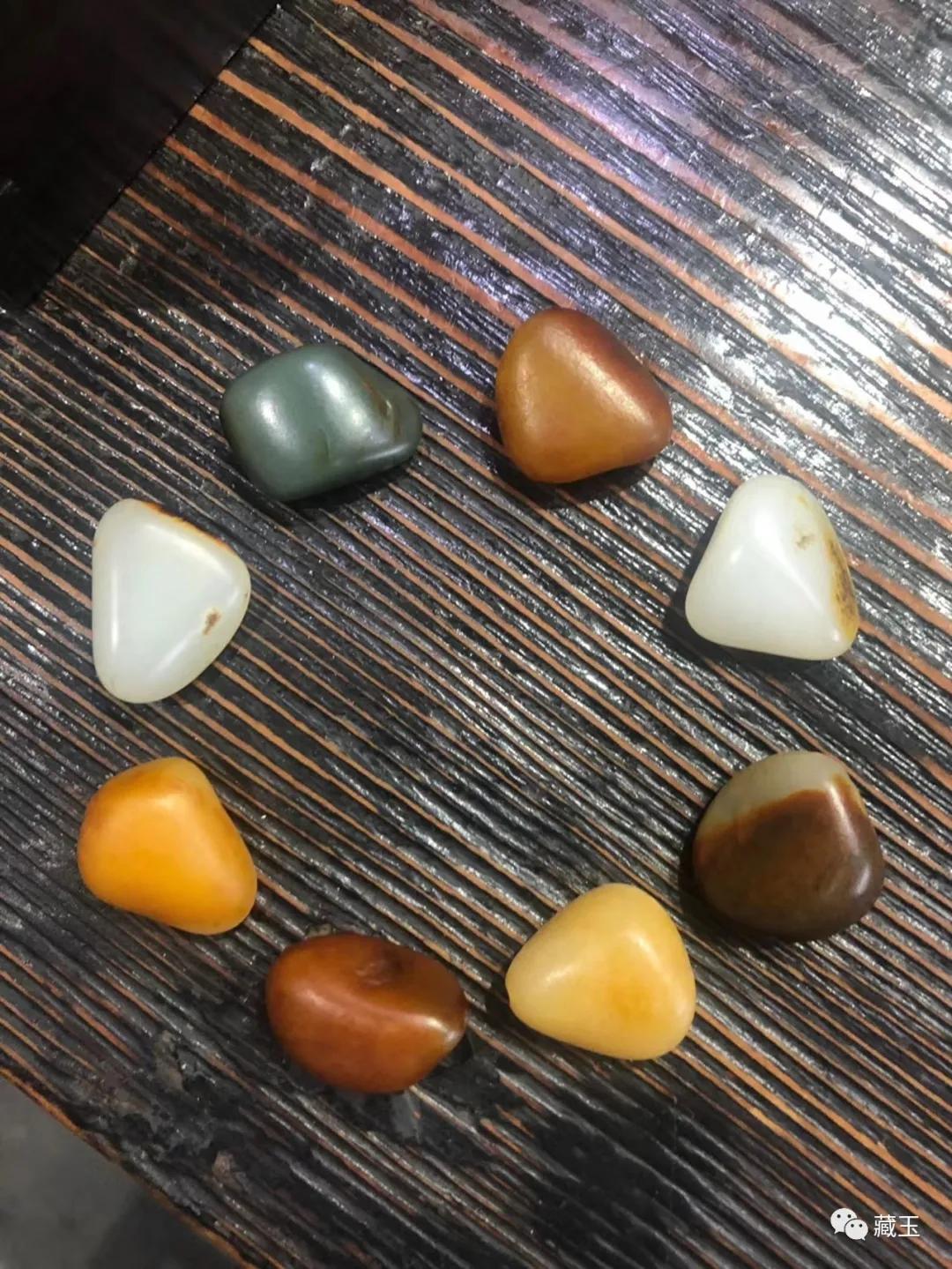 十种颜色的和田玉手串,翡翠手串和和田玉手串哪个好