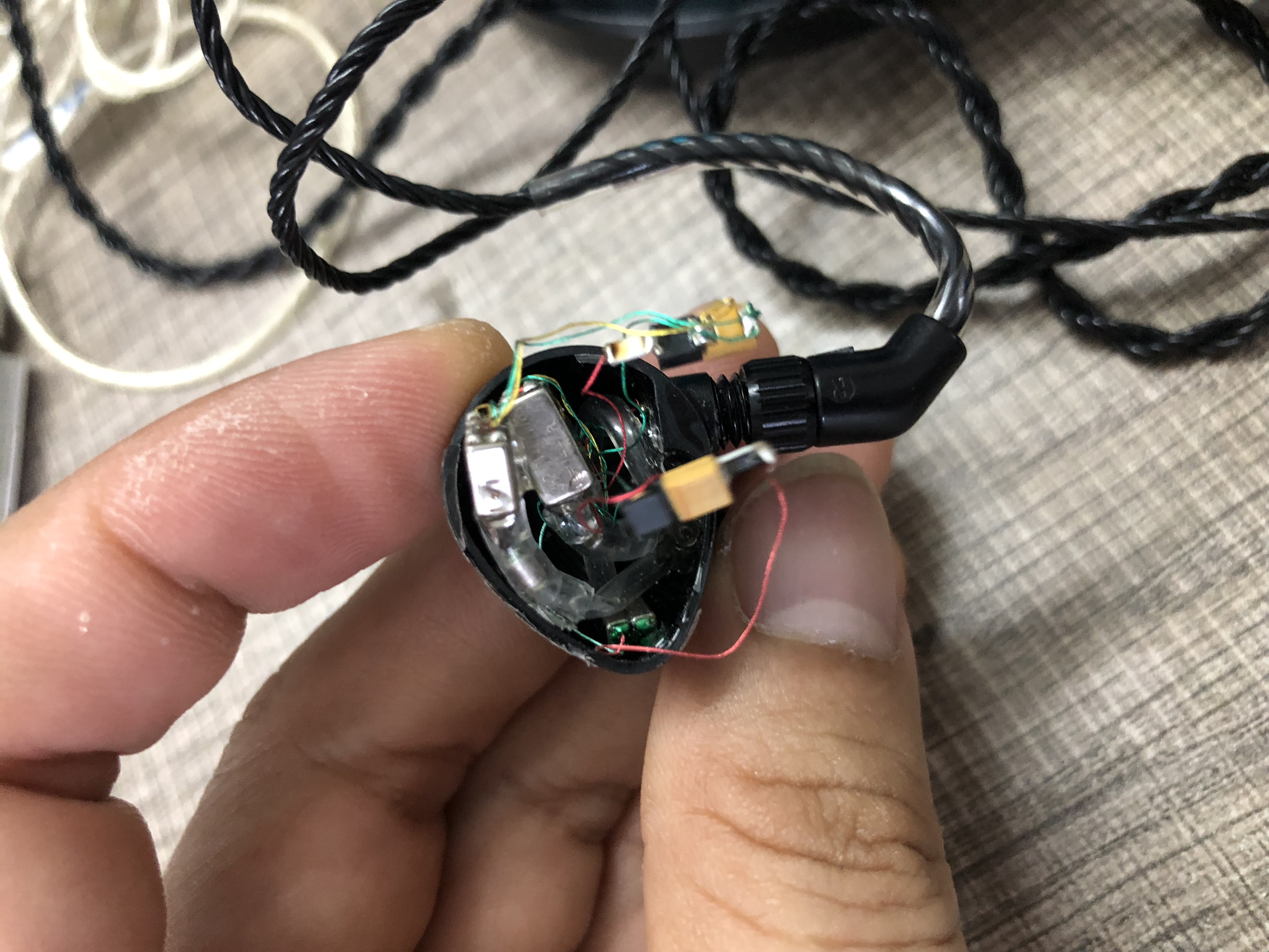 美国手工，艾利和JHROSIE动铁6单元耳机听感与偏音的拆解分析