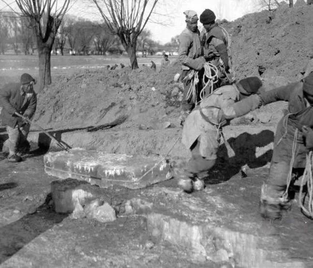 冰块透明的和白色的是怎么形成的,为什么饮品店的冰块这么贵