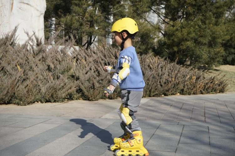 柒小佰轮滑鞋儿童6-12岁,轮滑就该这么玩