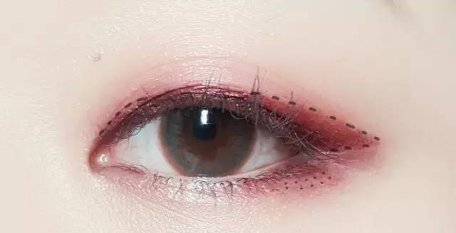 红色眼妆大地色眼影盘怎么用,棕咖啡眼影红棕色眼影哪个好看