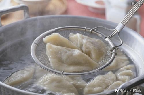 他要我一碗饺子骗汤喝，还要我补他12元