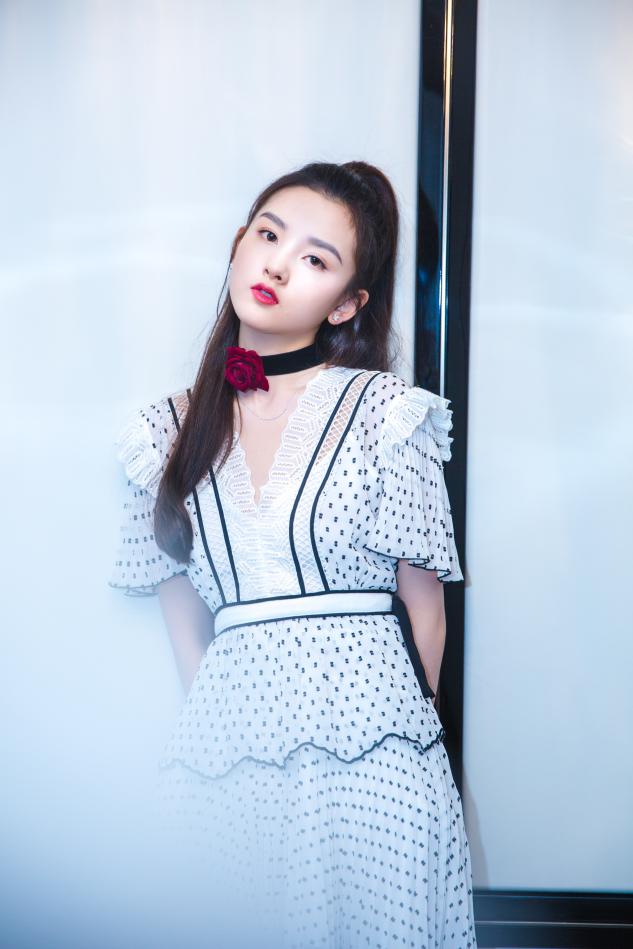 显脸小的半扎披肩发型,大脸女生适合扎怎样的半披发