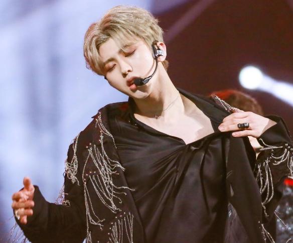 LOL:不能随便针对坤坤了,玩家打“对面5个蔡徐坤”被封号3年?