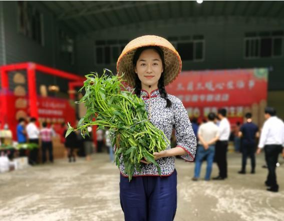 广西玉林市*白县博**代县长变身“带货达人”，直播带货助销售促脱贫