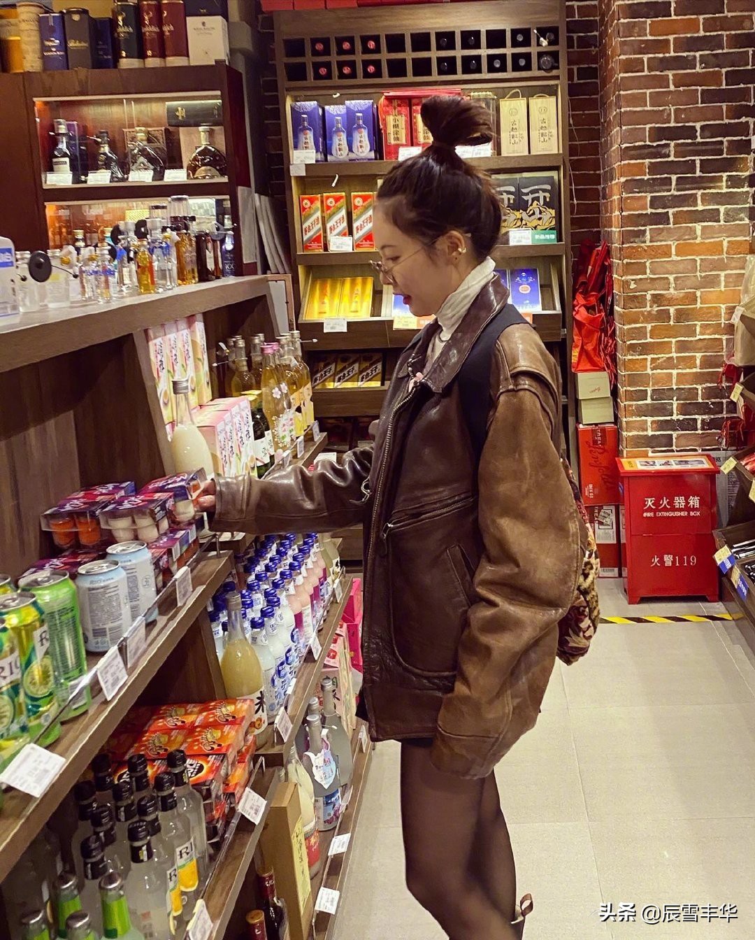 金泫雅穿亮片裙子,金泫雅露脐装短裙