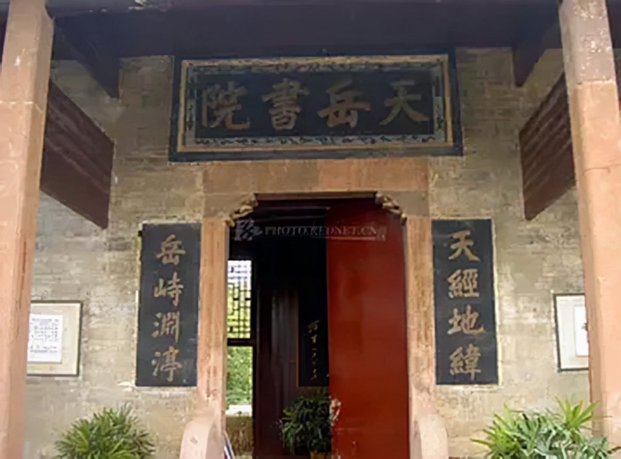 钟期光阔别30年回乡：磕头3次跪谢干父母救命之恩，奉上人参